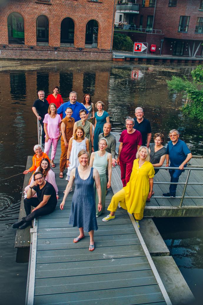 Gruppenfoto auf dem Steg am Hafen